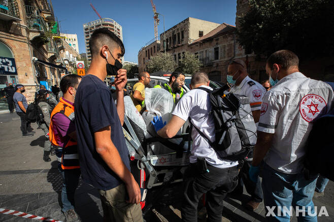 [예루살렘=신화/뉴시스] 13일(현지시간) 이스라엘 예루살렘의 중앙 버스 정류소 근처에서 칼부림이 발생해 경찰과 구조대가 부상자를 옮기고 있다. 이스라엘 경찰은 중앙 버스 정류장 인근에서 팔레스타인 청소년이 휘두른 흉기에 이스라엘인 2명이 다쳤다고 밝혔다. 2021.09.14.