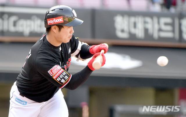 [광주=뉴시스]류형근 기자 = 30일 오후 광주 북구 광주-기아챔피언스필드에서 열린 2021프로야구 KIA 타이거즈 대 KT 위즈의 경기, 9회초 무사 2루에서 KT 6번타자 신본기가 보내기 번트에 성공하고 있다. 2021.05.30. hgryu77@newsis.com