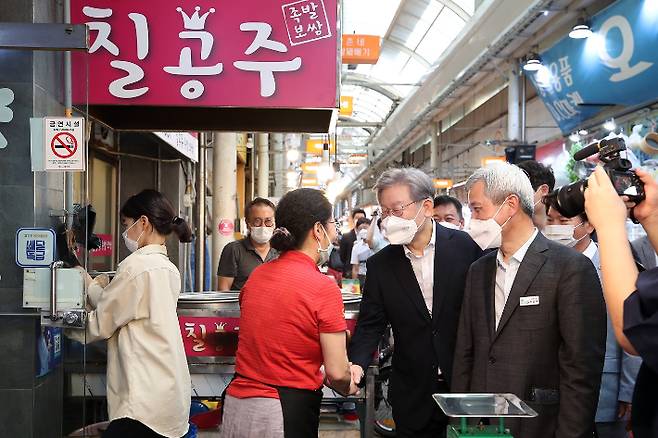 13일, 여권 유력 대선주자인 이재명 경기도지사가 추석을 맞아 오산 오색시장을 찾았다. 경기도청 제공