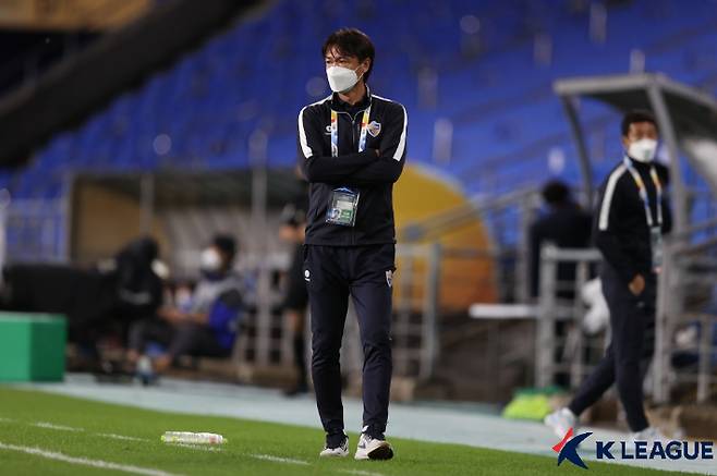 경기를 지켜보는 울산 현대 홍명보 감독. 한국프로축구연맹 제공