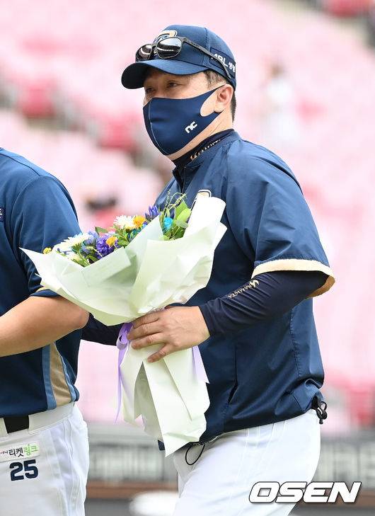 [OSEN=광주, 최규한 기자]개인 통산 200승을 달성한 NC 이동욱 감독이 기념촬영을 하고 있다. 2021.09.12 / dreamer@osen.co.kr