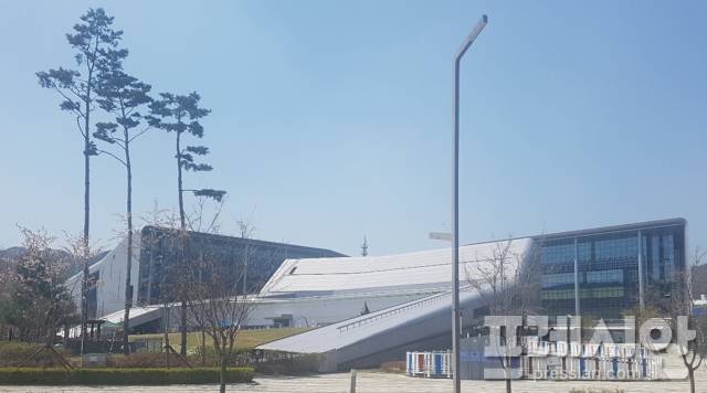 ▲충남도에서 지난 13일 코로나19 확진자가 59명 발생했다. 충남도청 전경 ⓒ프레시안(백승일)