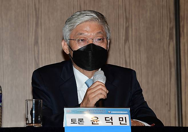 14일 서울 송파구 롯데호텔월드에서 열린 ILC 2021 in korea 국제지도자 컨퍼런스 세계평화언론인연합(IMAP)에서 윤덕민 전 국립외교원장이 발언하고 있다. 이재문 기자