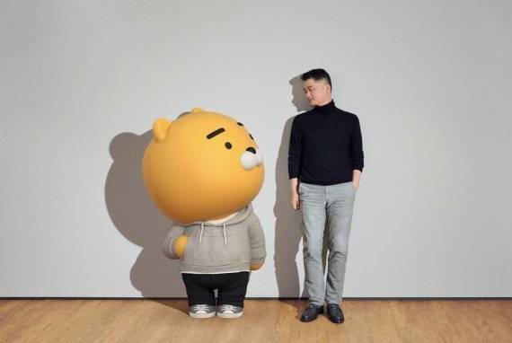 카카오프렌즈 캐릭터 '라이언'과 김범수 카카오 의장. 뉴스1