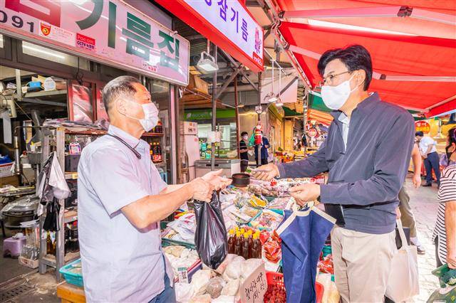 박성수(오른쪽) 송파구청장이 13일 추석 명절을 앞두고 전통시장을 방문하고 있다.송파구 제공