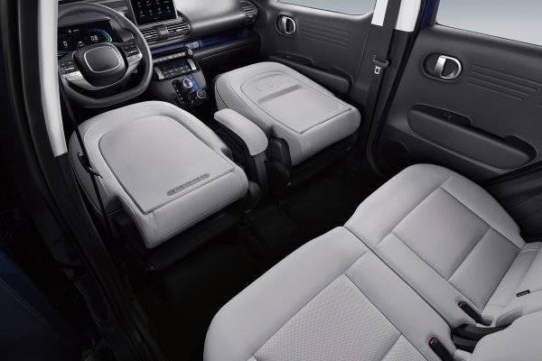 현대차 캐스퍼는 세계 최초로 운전석 시트가 앞으로 완전히 접히는 풀 폴딩(Full-folding) 시트를 적용해 실내 공간 활용성을 극대화했다. 사진제공｜현대차