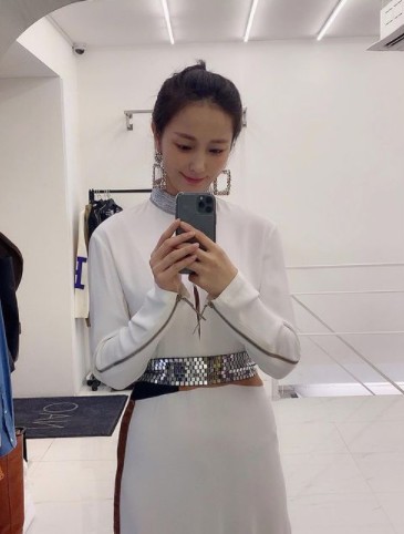 Actor Ahn Hye-Kyung has gathered Eye-catching by releasing a photo of fashionista.Ahn Hye-Kyung said on his Instagram on the 14th, Our Rossi is wonderful to stylize to the theme and concept every time it broadcasts.So every time I go to fit, I feel good # 10 days # # Fitting # Shooting # Weather is good and posted several photos.The photo shows Ahn Hye-Kyung posing in various costumes.From the appearance of matching colorful blouses and rich skirts in a wide-brimmed hat, to the appearance of matching unique skirts in the south, to the appearance of wearing colorful jewelery in a white dress, it shows elegant yet sophisticated charm and collects Eye-catching.Fans said, Everything looks good, You are beautiful and beautiful at any time.Meanwhile, Ahn Hye-Kyung is meeting with fans through SBS entertainment Shouldering Girls.
