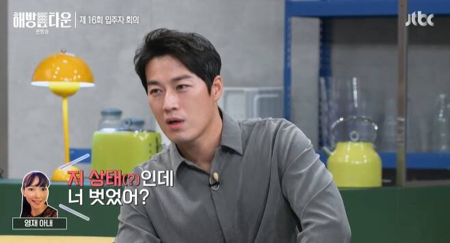 Choi Young-jae has released a special love story with his wife from security department.At JTBCs Feminist Movement Town, which aired on the 14th, Choi Young-jaes Feminist Movement was unveiled.On this day, Choi Young-jae asked, How did you react after moving into Feminist movement town? I did not carry a gun.The feminist movement was a feminist movement of the liberation group. I was so embarrassed, she said of her reaction, because I was so upset when I took it off at home, I took it off outside.Choi Young-jae explained that my body is not the same as the old days, and why did I take it off in that state?Choi Young-jaes wife, meanwhile, is from security department.Choi Young-jae said that Love Story with his wife was like the movie Mr. and Mrs. Smith. I fought while I was a college student. My wife told me to bring Jukdo.I cant beat him, I was just defending myself, but I was angry because I was hit too much.