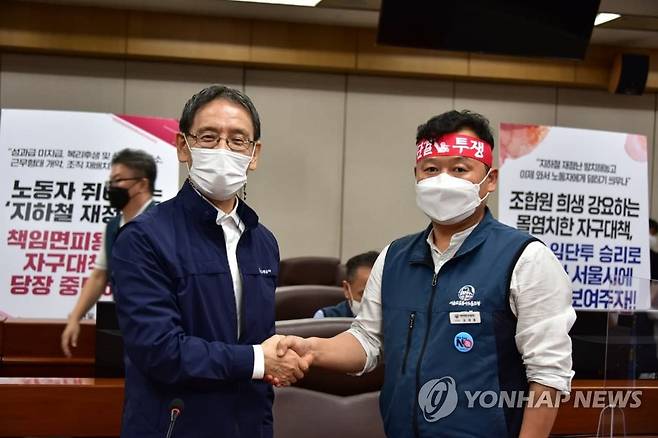 악수하는 서울교통공사 노사 (서울=연합뉴스) 13일 오후 서울 성동구 서울교통공사 본사에서 열린 서울교통공사 노사 간 최종교섭에서 김상범 서울교통공사사장(왼쪽)과 김대훈 노조위원장이 최종합의안에 합의한 뒤 악수하고 있다.
    14일부터 서울교통공사 노조가 예고한 서울 지하철 파업은 철회됐다. [서울교통공사노조 제공. 재판매 및 DB 금지] photo@yna.co.kr