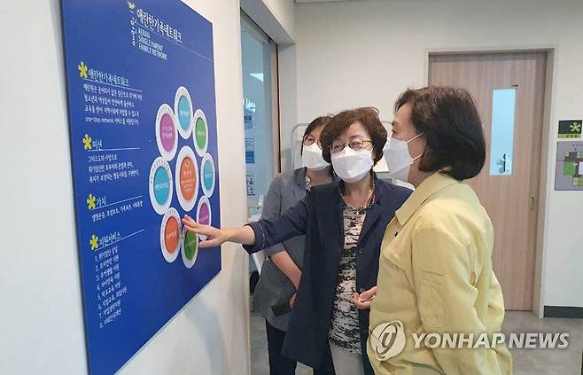 김경선 여가부 차관, 한부모가족복지시설 현장 점검 (서울=연합뉴스) 김경선 여성가족부 차관이 지난 1일 오후 서울시 서대문구에 위치한 한부모가족복지시설 '애란원'을 방문해 코로나19 방역상황을 점검하고 시설 운영현황에 대한 설명을 듣고 있다. 2021.9.14.
    [여성가족부 제공. 재판매 및 DB 금지] photo@yna.co.kr