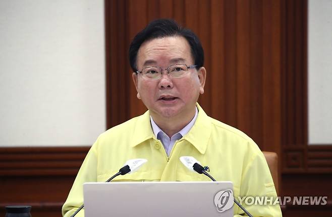 코로나19 대응 중대본 회의 주재하는 김부겸 총리 (서울=연합뉴스) 김승두 기자 = 김부겸 국무총리가 14일 정부서울청사에서 열린 코로나19 대응 중앙재난안전대책본부(중대본) 회의를 주재하고 있다. 2021.9.14 kimsdoo@yna.co.kr