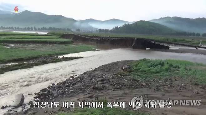 수마가 할퀴고 간 함경남도…휘어진 철로·무너진 도로 북한 함경남도 곳곳에서 폭우가 이어지면서 주민 5천명이 긴급 대피하고 주택 1천170여호가 침수됐다고 조선중앙TV가 지난달 5일 보도했다. 이달 1∼3일에 많은 양의 비가 쏟아지면서 도로 1만6천900여ｍ와 다리 여러 곳이 파괴되고, 강·하천 제방 8천100여ｍ도 수해를 입었다. [조선중앙TV 화면]
    [국내에서만 사용가능. 재배포 금지. For Use Only in the Republic of Korea. No Redistribution]