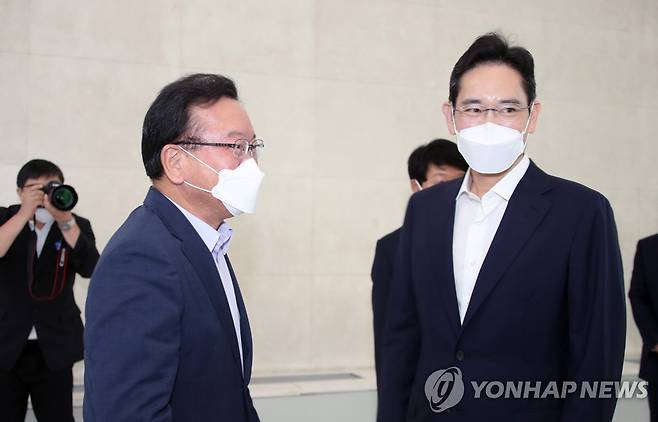 이재용 부회장 만나는 김부겸 총리 (서울=연합뉴스) 김승두 기자 = 김부겸 국무총리(왼쪽)가 14일 서울 서초구 '삼성 청년 소프트웨어 아카데미(SSAFY)' 교육 현장을 방문, 이재용 삼성전자 부회장을 만나 대화하고 있다. kimsdoo@yna.co.kr