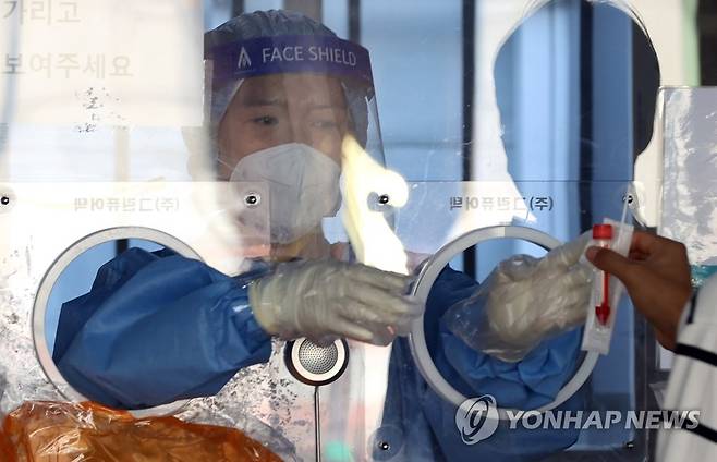 코로나 검체 채취 (서울=연합뉴스) 서명곤 기자 = 14일 오전 서울역광장에서 설치된 중구임시선별검사소에서  의료진이 검체 채취를 준비하고 있다. 2021.9.14 seephoto@yna.co.kr