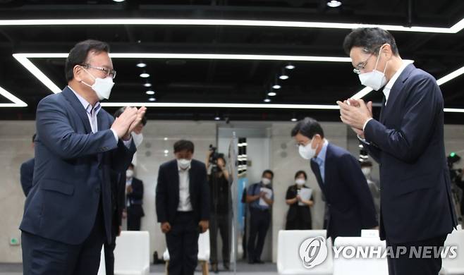 청년교육 간담회 마친 김부겸 총리와 이재용 부회장 (서울=연합뉴스) 김승두 기자 = 김부겸 국무총리(왼쪽)가 14일 서울 서초구 '삼성 청년 소프트웨어 아카데미(SSAFY)' 교육 현장을 방문, 간담회를 마치고 이재용 삼성전자 부회장(오른쪽)과 박수치고 있다. kimsdoo@yna.co.kr