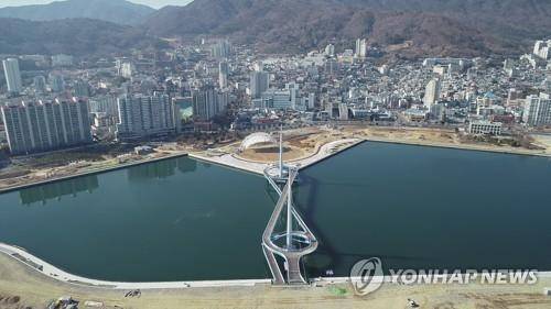 서항지구 친수공간과 보도교로 연결된 마산해양신도시 [연합뉴스 자료사진]