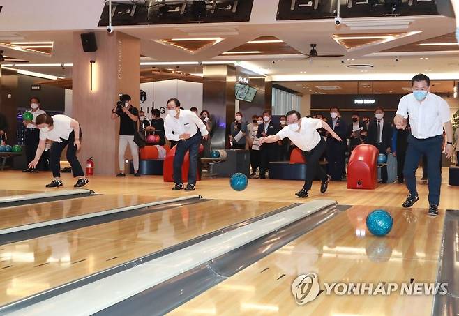 볼링 시구하는 송철호 울산시장 (울산=연합뉴스) 14일 열린 울산 문수체육관 준공식에서 노옥희 울산시 교육감, 이채익 국회의원, 송철호 울산시장, 박병석 울산시의회 의장(왼쪽부터)이 볼링장에서 시구를 하고 있다. 2021.9.14 [울산시 제공. 재판매 및 DB 금지] hkm@yna.co.kr