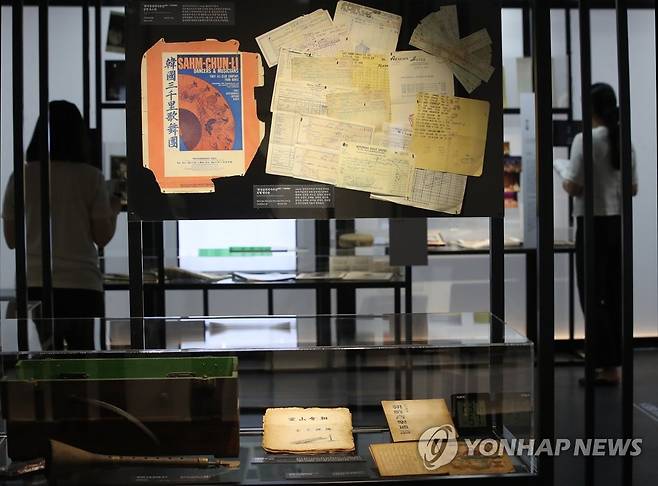 국립국악원 미공개 소장품전 개막 (서울=연합뉴스) 강민지 기자 = 14일 오후 서울 서초구 국립국악박물관에서 '국립국악원 미공개 소장품전'기자간담회 참석자들이 전시를 둘러보고 있다. 2021.9.14 mjkang@yna.co.kr