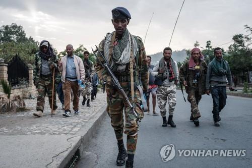지난 6월 29일 에티오피아 티그라이 주도 메켈레로 걸어 들어오는 반군들
[AFP=연합뉴스 자료사진]