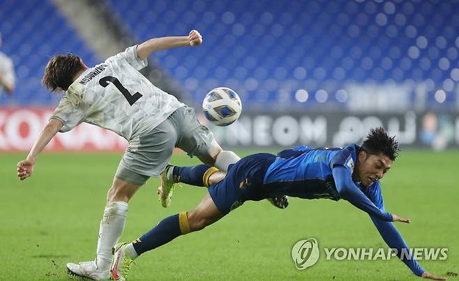 '으악' (울산=연합뉴스) 김용태 기자 = 14일 울산 문수축구경기장에서 열린 2021 아시아축구연맹(AFC) 챔피언스리그(ACL) 16강 울산 현대와 가와사키 프론탈레의 경기에서 울산 이동준이 가와사키 노보리자토와의 볼 다툼 도중 넘어지고 있다. 2021.9.14 yongtae@yna.co.kr