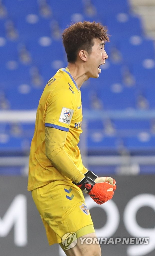 승부차기 막은 조현우 (울산=연합뉴스) 김용태 기자 = 14일 울산 문수축구경기장에서 열린 2021 아시아축구연맹(AFC) 챔피언스리그(ACL) 16강 울산 현대와 가와사키 프론탈레의 경기에서 울산 골키퍼 조현우가 승부차기를 막은 후 포효하고 있다. 2021.9.14 yongtae@yna.co.kr