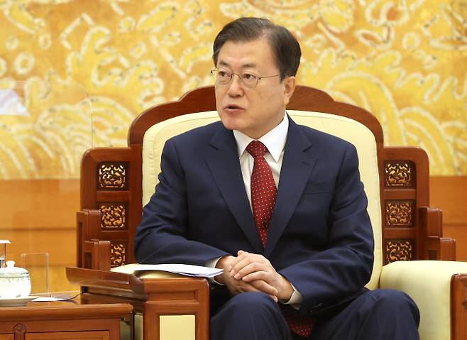 문재인 대통령이 15일 청와대 본관 접견실에서 왕이 중국 국무위원 겸 외교부장을 접견하며 인사말을 하고 있다.(사진=연합뉴스)