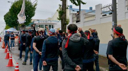 민주노총 화물연대 파리바게뜨분회 화물차주들이 3일 오전 광주 광산구 호남샤니 공장 앞에서 결의대회를 열고 ‘증차에 따른 운송 노선 재조정’을 촉구하는 한편, 경찰의 강경 진압을 규탄하고 있다. 노조는 지난 2일 오후 11시부터 공장 입구에서 대체 운송차량 입·출차를 막으려다 경찰과 물리적 충돌을 빚었다(사진=뉴시스)