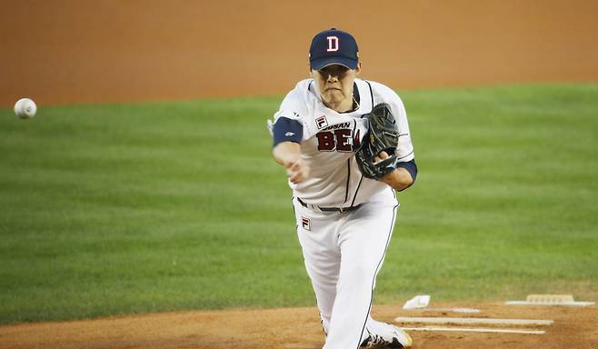 두산 선발 최원준 역투. 15일 서울 잠실야구장에서 열린 프로야구 두산과 KT의 경기. 두산 선발 최원준이 역투하고 있다. (서울=연합뉴스)