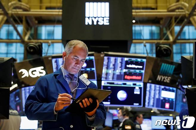 뉴욕증권거래소의 한 주식중개인 © 로이터=뉴스1