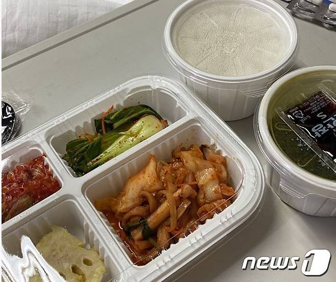 평택 모 병원에서 격리된 산모들에게 제공한 식단(독자제공)© 뉴스1