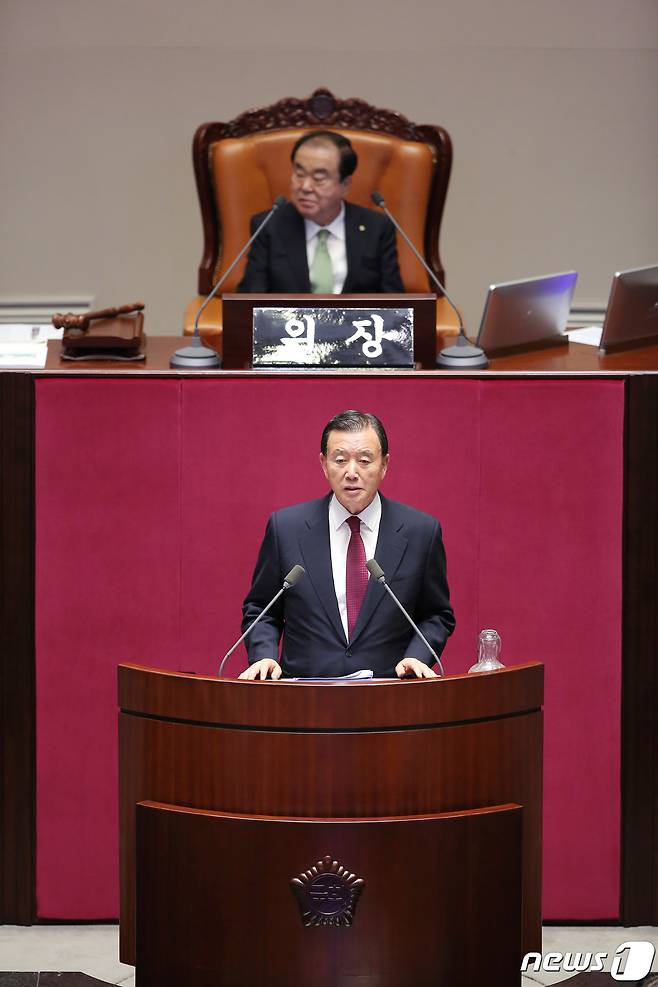 국민의힘 홍문표 국회의원(충남 홍성·예산)이 15일 국회 경제분야 대정부 질문자로 나서 김부겸 국무총리를 상대로 질의하고 있다.(홍문표 의원실 제공).© 뉴스1