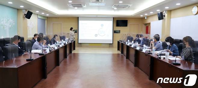 진천군의회 의원연구단체인 미래발전연구회가 연구용역 중간보고회를 했다.(진천군의회 제공)© 뉴스1