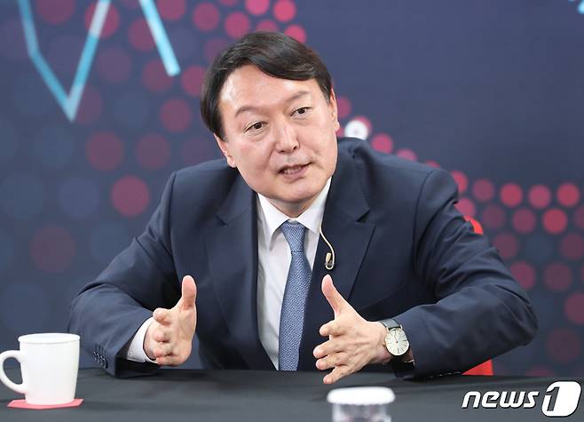 윤석열 전 검찰총장이 12일 오후 서울 여의도 중앙당사에서 국민의힘 경선 예비후보 12명을 대상으로 열린 유튜브 라이브 방송 ‘올데이 라방’에 출연해 질문에 답하고 있다. 2021.9.12/뉴스1 © News1 이동해 기자