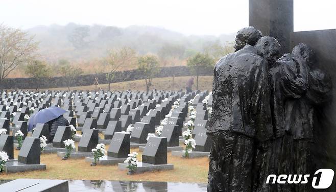제73주년 제주4·3희생자 추념일인 지난 4월 3일 오전 제주시 봉개동 제주4·3평화공원 위패봉안소에서 유족들이 참배하고 있다. .2021.4.3/뉴스1 © News1 오현지 기자