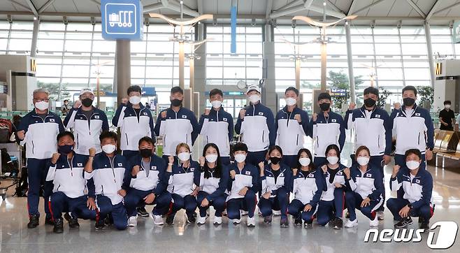 대한민국 양궁 국가대표 선수들이 15일 오후 인천국제공항을 통해 출국 전 파이팅을 외치고 있다. 대표팀은 오는 19일부터 26일까지 미국 양크턴에서 열리는 2021 세계양궁선수권대회 출전한다. 2021.9.15/뉴스1 © News1 황기선 기자