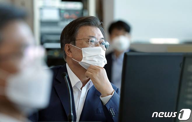 문재인 대통령이 15일 국방과학연구소 안흥시험장에서 미사일전력 발사 시험을 참관하고 있다. (청와대 제공) 2021.9.15/뉴스1 © News1 유승관 기자