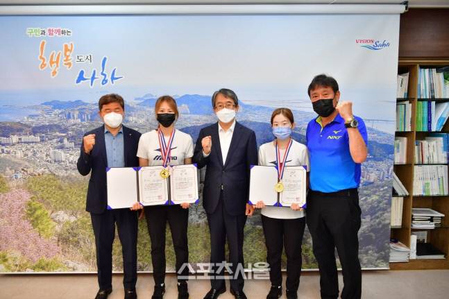 김태석(가운데) 부산 사하구청장이 지난 5월 종별선수권 여자복식에서 우승한 안지해-임미현을 격려한 뒤 포즈를 취하고 있다. 맨오른쪽은 김동진 감독. 사하구청 제공