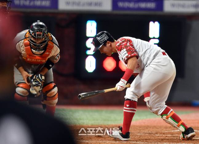 SSG최항이 15일 인천SSG랜더스필드에서 열린 2021프로야구 SSG랜더스와 한화이글스의 경기 7회말 2사 만루에서 몸에 맞는 볼로 출루하며 3루주자 한동민이 득점하고 있다 .  2021.09.15. 인천 | 강영조기자 kanjo@sportsseoul.com