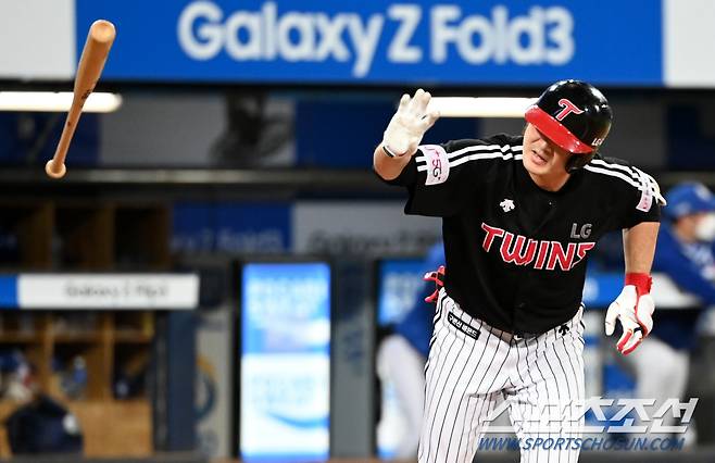 2021 KBO 리그 LG 트윈스와 삼성 라이온즈의 경기가 15일 대구 삼성라이온즈파크에서 열렸다. 5회초 1사 1루 LG 이형종이 2점홈런을 날리고 있다. 대구=허상욱 기자 wook@sportschosun.com/2021.09.15/