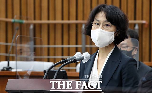 오경미(53·사법연수원 25기) 대법관 후보자가 15일 오전 서울 여의도 국회 인사청문회에서 모두발언을 하고 있다. /국회=이선화 기자