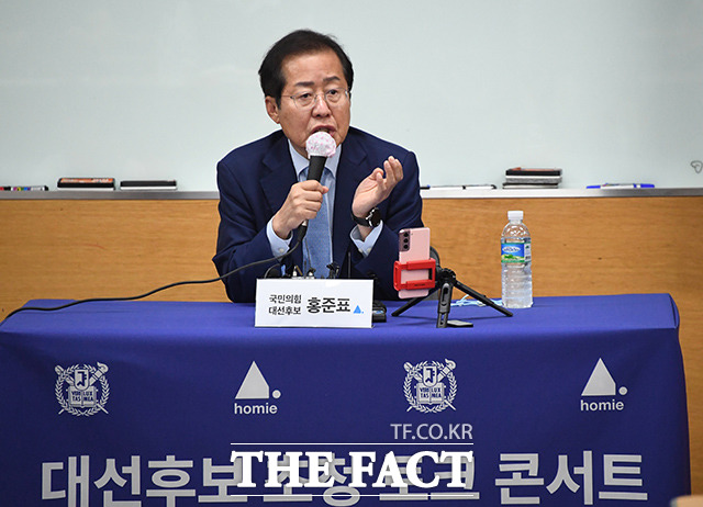 국민의힘 대선주자인 홍준표 의원이 15일 오후 서울대 초청 토크콘서트에서 학생들의 질의에 답하고 있다. /국회사진취재단