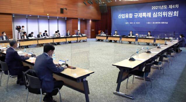 산업통상자원부는 15일 '2021년 제4차 규제특례 심의위원회'를 개최해 25건의 실증특례를 승인했다.