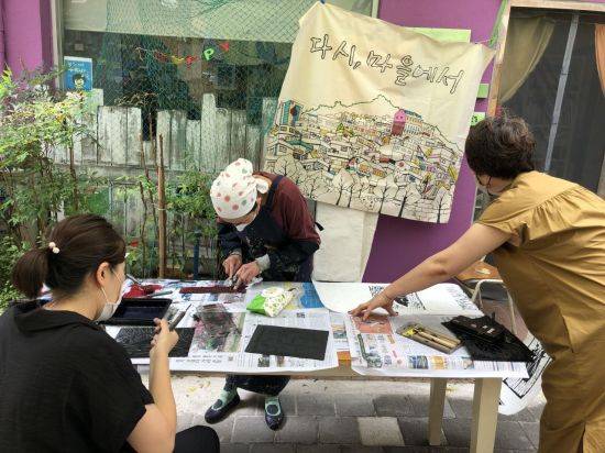 창동예술촌 작가와 마을주민이 공동 작업을 하고 있다.[이미지출처=창원시성호생활문화센터]