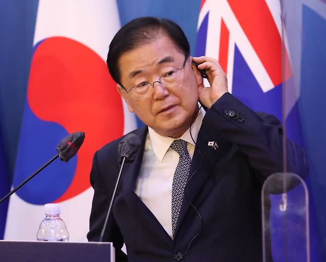 정의용 외교부 장관이 13일 서울 외교부에서 호주 외교·국방장관과 공동 기자회견을 하고 있다. /뉴시스