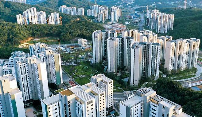 아파트 들어선 대장동 일대 - 12일 오후 경기 성남시 분당구 대장동 일대에 신축 아파트가 대거 들어서 있다. 이재명 경기지사가 성남시장 재직 당시 개발을 추진한 대장동 개발 사업은 92만467㎡(약 27만8000평)에 주택 5903가구를 개발하는 사업으로, 올해 상반기부터 입주가 시작됐다. /장련성 기자