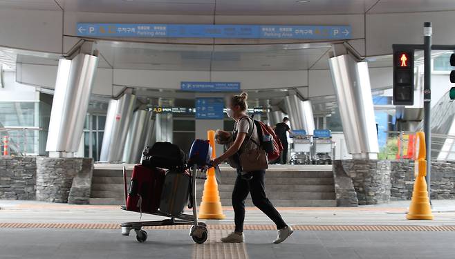 지난 6일 인천국제공항 제1터미널에서 해외 입국자들이 이동하고 있다. /연합뉴스