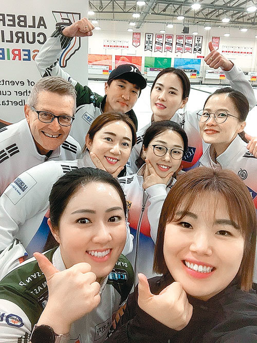 캐나다 전지훈련 중 참가한 국제 대회에서 1년 8개월 만에 우승하며 2022 베이징 올림픽 희망을 밝힌 한국 컬링 여자 대표팀 ‘팀 킴’. 대한컬링연맹 제공