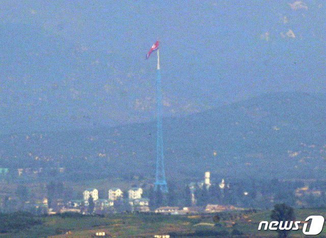 13일 경기 파주시에서 바라본 북한 황해북도기정동 마을에 인공기가 휘날리고 있다. 2021.9.13/뉴스1 © News1