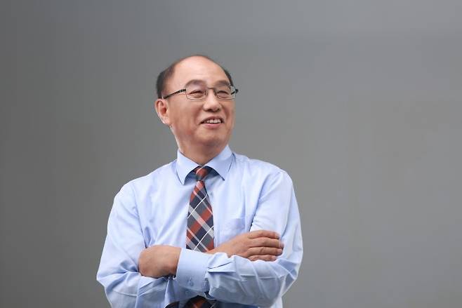 이조원 나노종합기술원 원장은 “제품 개발이 활발히 진행중인 만큼 올해말쯤에는 국내 반도체 생산라인에 접목할만한 성과가 나올 것으로 예상되고 있다”며 “소부장 사태가 끝나더라도 기업들이&nbsp;'죽음의 계곡(창업 기업들이 생존에 가장 큰 고비를 맞는 기간)'을 잘 건너서 연구 성과를 잘 사업으로 만들도록 돕는 역할을 충실히, 착실히 수행하겠다”고 강조했다. 나노종합기술원 제공