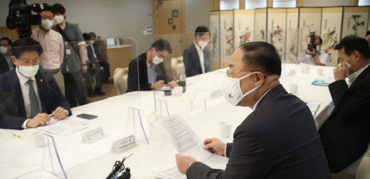홍남기(오른쪽) 경제부총리 겸 기획재정부 장관이 15일 정부서울청사에서 열린 '제30차 부동산시장 점검 관계장관회의'를 주재하며 발언하고 있다. 왼쪽 첫번째는 노형욱 국토교통부 장관. <연합뉴스>